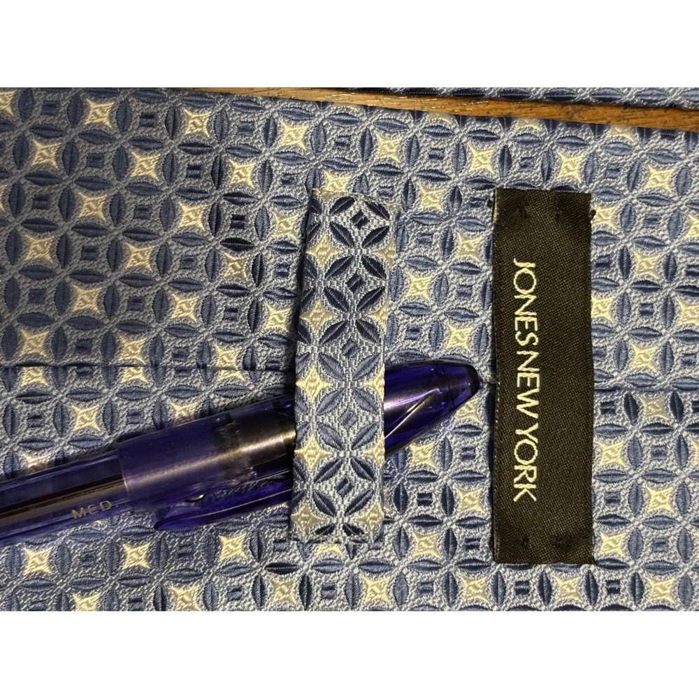 Jones New York Mens Blue White Geometric‎ Medallion 100% Silk Necktie USA Made